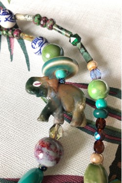 Collier court de fabrication artisanale par la créatrice  Aniki Bijoux