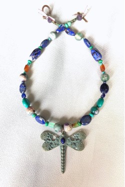 Collier court de fabrication artisanale par la créatrice  Aniki Bijoux