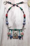 Collier assemblé avec des perles ramenées de pays lointains, création Aniki Bijoux