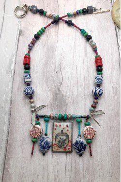 Collier assemblé avec des perles ramenées de pays lointains, création Aniki Bijoux