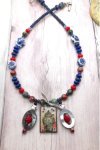 Collier assemblé avec des perles ramenées de pays lointains, création Aniki Bijoux