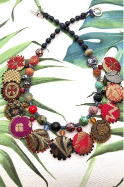 Collier court de fabrication artisanale avec pièces indiennes par la créatrice Aniki Bijoux