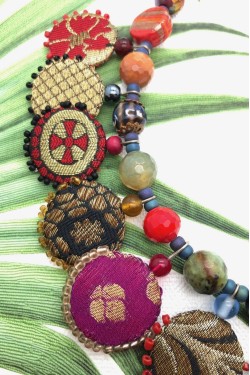 Collier court de fabrication artisanale avec pièces indiennes par la créatrice Aniki Bijoux