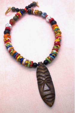 Collier court Africa Masque