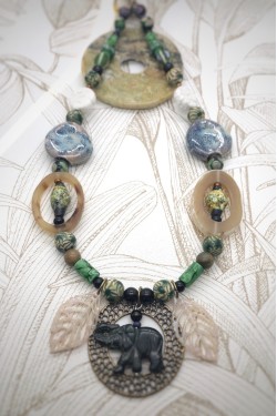 Collier court de fabrication artisanale par la créatrice  Aniki Bijoux