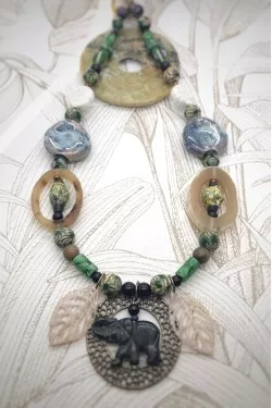 Collier court de fabrication artisanale par la créatrice  Aniki Bijoux