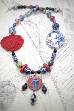Collier mi-long d'inspiration asiatique avec belles perles rares Aniki Bijoux