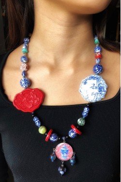 Collier mi-long d'inspiration asiatique avec belles perles rares Aniki Bijoux