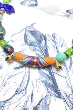 Collier long d'inspiration africaine avec de belles perles sélectionnées par Aniki Bijoux