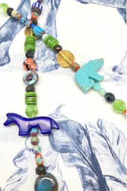Collier long d'inspiration africaine avec de belles perles sélectionnées par Aniki Bijoux