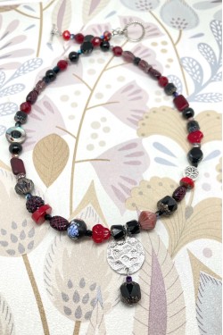 Collier long d'inspiration africaine avec de belles perles sélectionnées par Aniki Bijoux