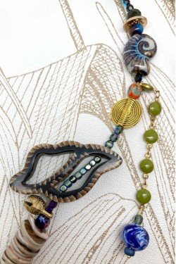 Collier long d'inspiration africaine avec de belles perles sélectionnées par Aniki Bijoux
