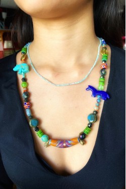 Collier long d'inspiration africaine avec de belles perles sélectionnées par Aniki Bijoux
