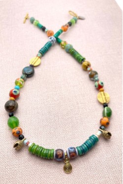Collier long d'inspiration africaine avec de belles perles sélectionnées par Aniki Bijoux