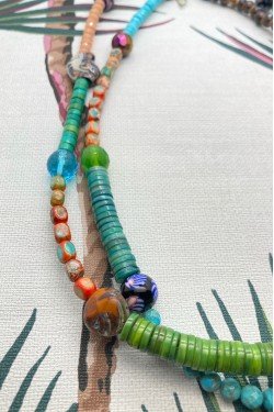 Sautoir fabriqué à partir de perles venues d'Asie, création Aniki Bijoux