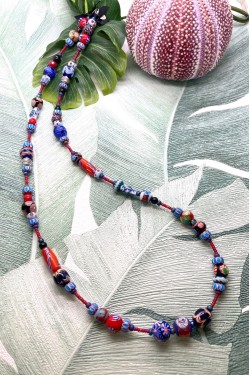 Collier long d'inspiration africaine avec de belles perles sélectionnées par Aniki Bijoux