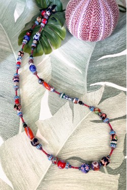 Collier long d'inspiration africaine avec de belles perles sélectionnées par Aniki Bijoux