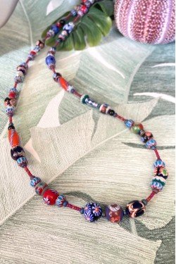 Collier long d'inspiration africaine avec de belles perles sélectionnées par Aniki Bijoux