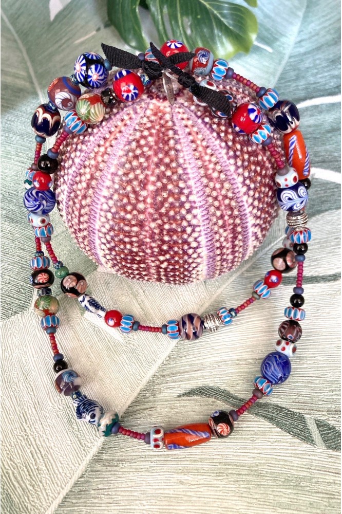 Collier long d'inspiration africaine avec de belles perles sélectionnées par Aniki Bijoux