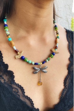 Collier court de fabrication artisanale par la créatrice  Aniki Bijoux