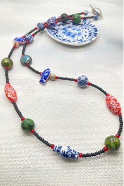 Collier court de fabrication artisanale par la créatrice  Aniki Bijoux