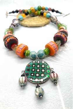 Collier mi-long d'inspiration asiatique avec belles perles rares Aniki Bijoux