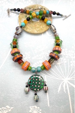 Collier mi-long d'inspiration asiatique avec belles perles rares Aniki Bijoux