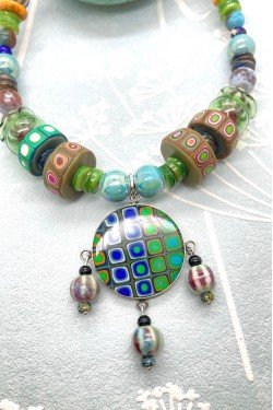 Collier mi-long d'inspiration asiatique avec belles perles rares Aniki Bijoux