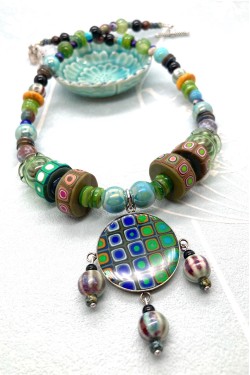 Collier mi-long d'inspiration asiatique avec belles perles rares Aniki Bijoux