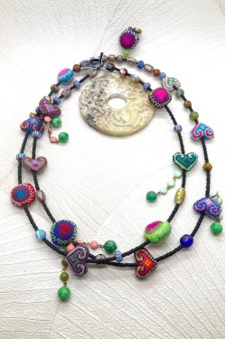 Collier rouge et bleu appelé MING création originale Aniki bijoux