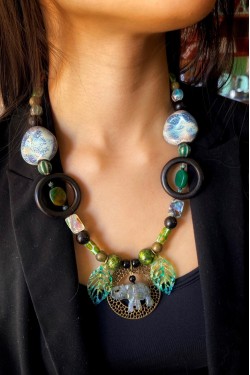Collier court de fabrication artisanale par la créatrice  Aniki Bijoux