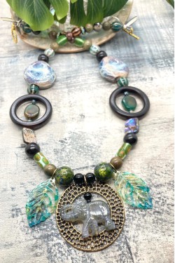 Collier court de fabrication artisanale par la créatrice  Aniki Bijoux