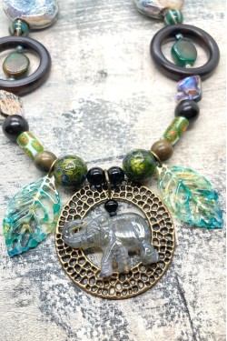 Collier court de fabrication artisanale par la créatrice  Aniki Bijoux
