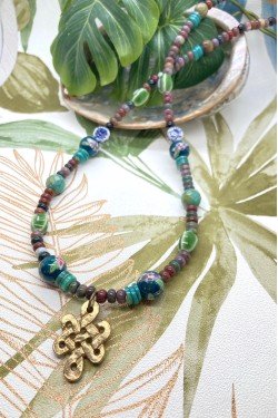 Collier court de fabrication artisanale par la créatrice  Aniki Bijoux