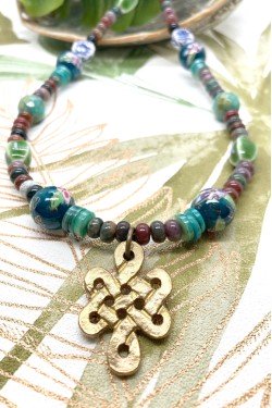 Collier court de fabrication artisanale par la créatrice  Aniki Bijoux