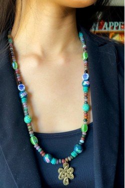Collier court de fabrication artisanale par la créatrice  Aniki Bijoux
