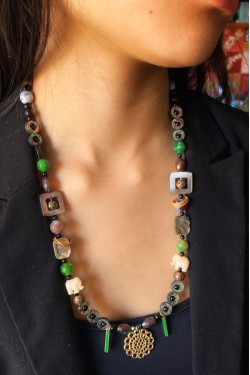 Collier court de fabrication artisanale par la créatrice  Aniki Bijoux