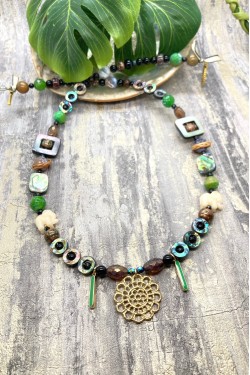 Collier court de fabrication artisanale par la créatrice  Aniki Bijoux