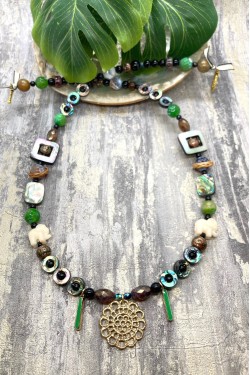 Collier court de fabrication artisanale par la créatrice  Aniki Bijoux