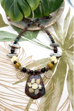 Collier court de fabrication artisanale par la créatrice  Aniki Bijoux