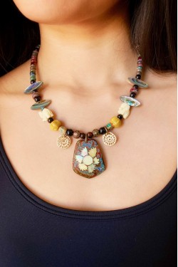 Collier court de fabrication artisanale par la créatrice  Aniki Bijoux
