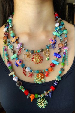 Collier court de fabrication artisanale par la créatrice  Aniki Bijoux