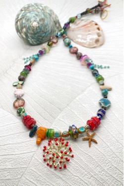 Collier court de fabrication artisanale par la créatrice  Aniki Bijoux