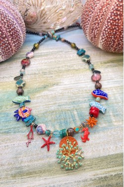 Collier court de fabrication artisanale par la créatrice  Aniki Bijoux