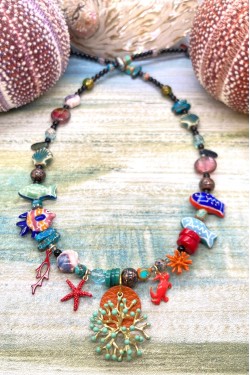 Collier court de fabrication artisanale par la créatrice  Aniki Bijoux