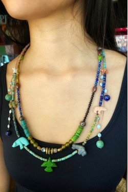 Collier court de fabrication artisanale par la créatrice  Aniki Bijoux