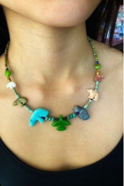 Collier court de fabrication artisanale par la créatrice  Aniki Bijoux