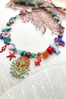 Collier court de fabrication artisanale par la créatrice  Aniki Bijoux