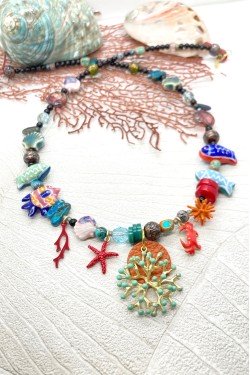 Collier court de fabrication artisanale par la créatrice  Aniki Bijoux