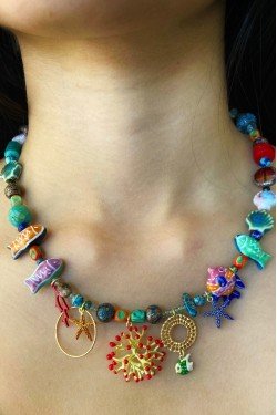 Collier court de fabrication artisanale par la créatrice  Aniki Bijoux